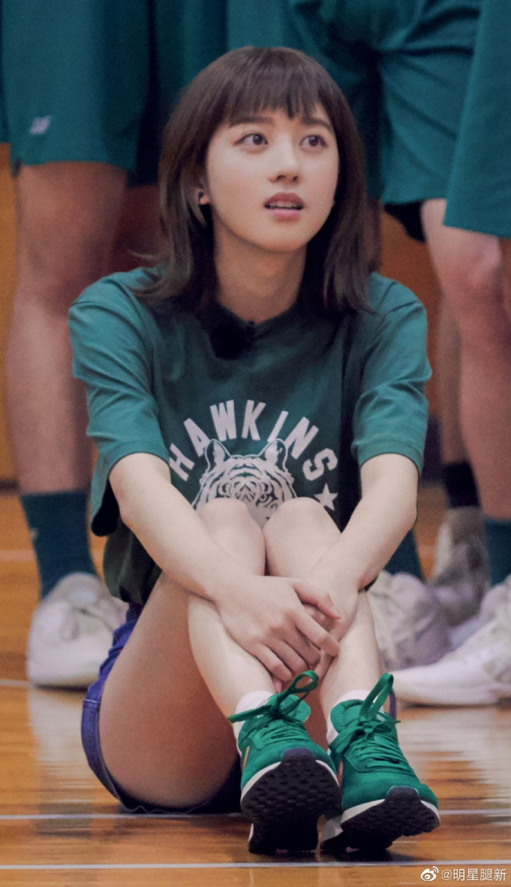 李凯馨穿牛仔短裤打篮球美腿光滑
