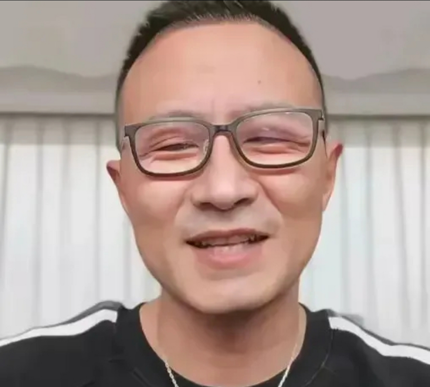 汪峰不戴眼镜的样子,好像换了一个人![尬笑]