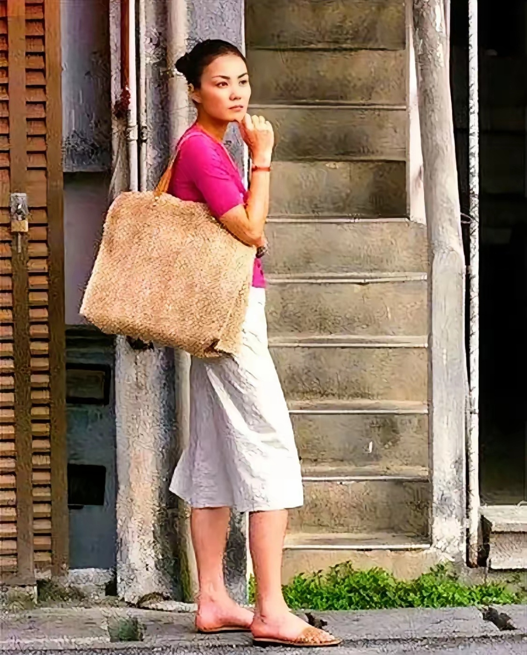 王菲早年逛街随手拍,这脚上踏拉板,肩背大草带兜子太有个性了.