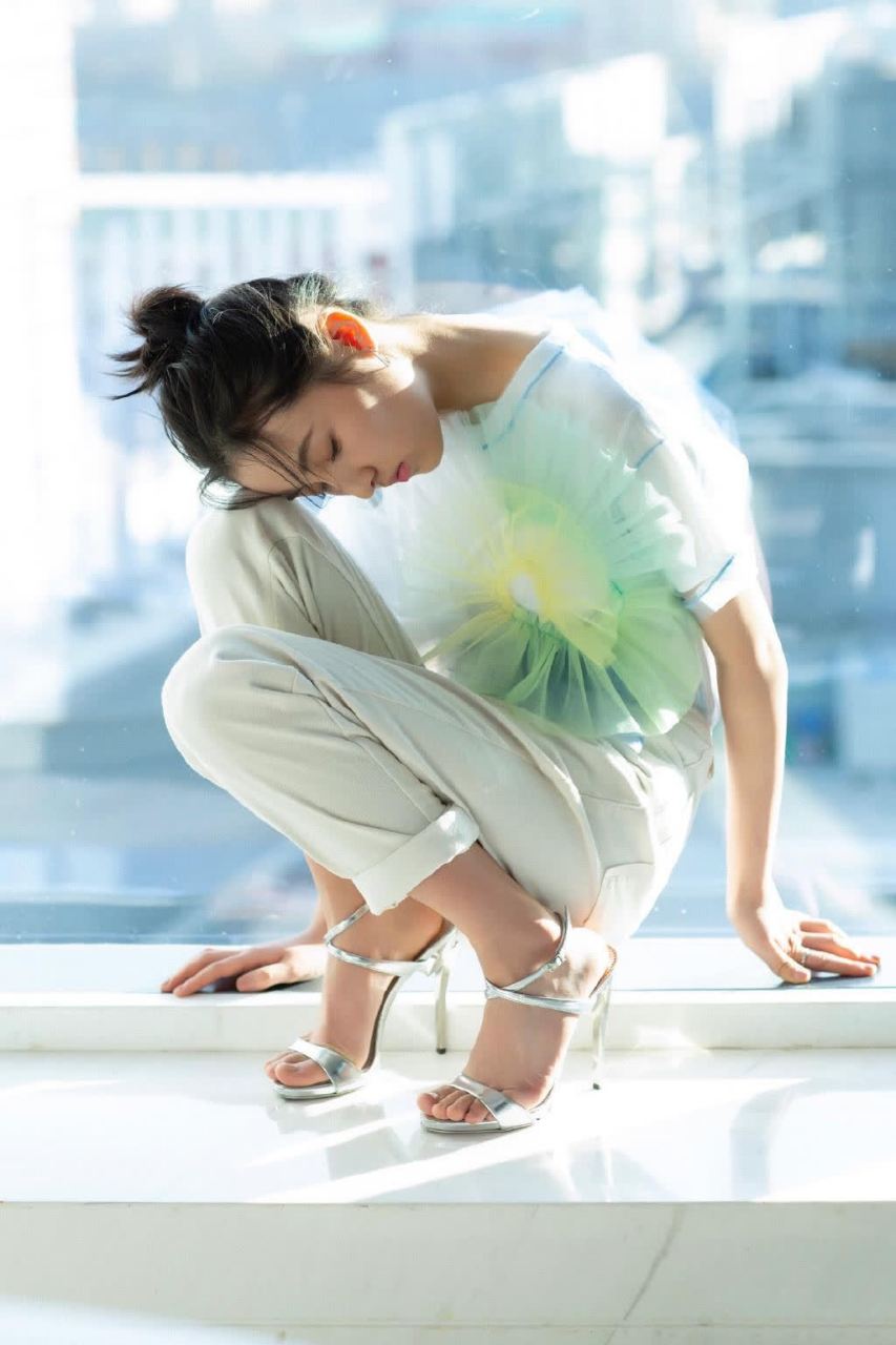 张子枫高跟凉鞋,步步生花,尽显优雅.