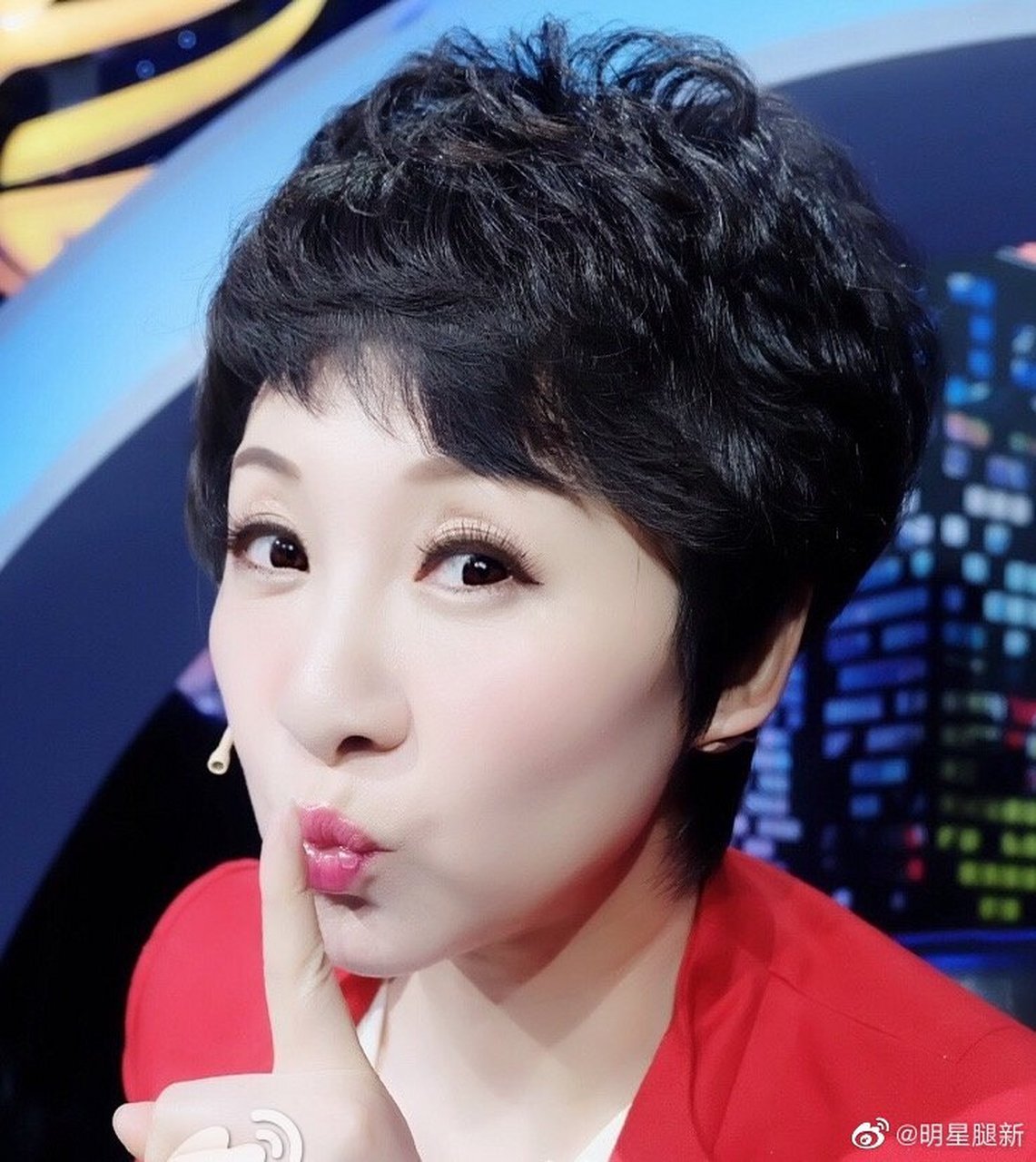 礼仪培训老师周思敏红西装套裙标准翘二郎腿坐姿