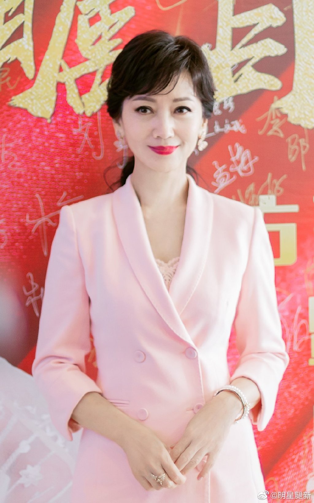 赵雅芝西装粉裙秀玉腿 嘴涂紫红唇膏笑容妩媚