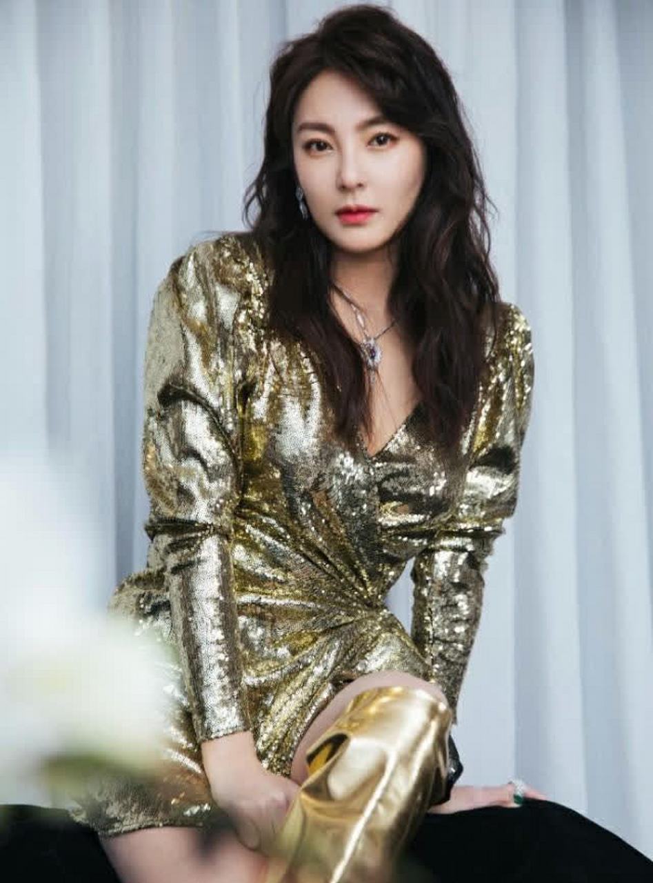 张雨绮金色短裙配金色长靴,女王范十足