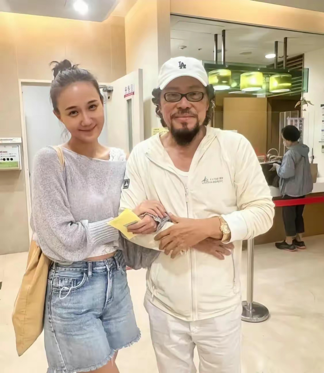 台湾综艺天王张菲变化好大,瘦了不少,没了以前神采飞扬的霸气,岁月不