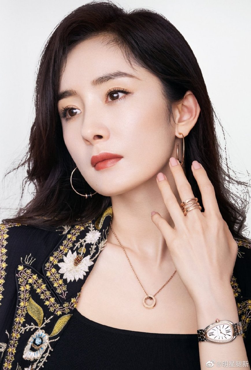 长腿女明星杨幂穿皮短裤眼神太欲