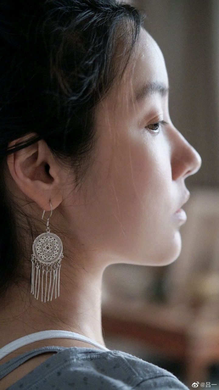 吕一晒出自己的一组瑜伽照片