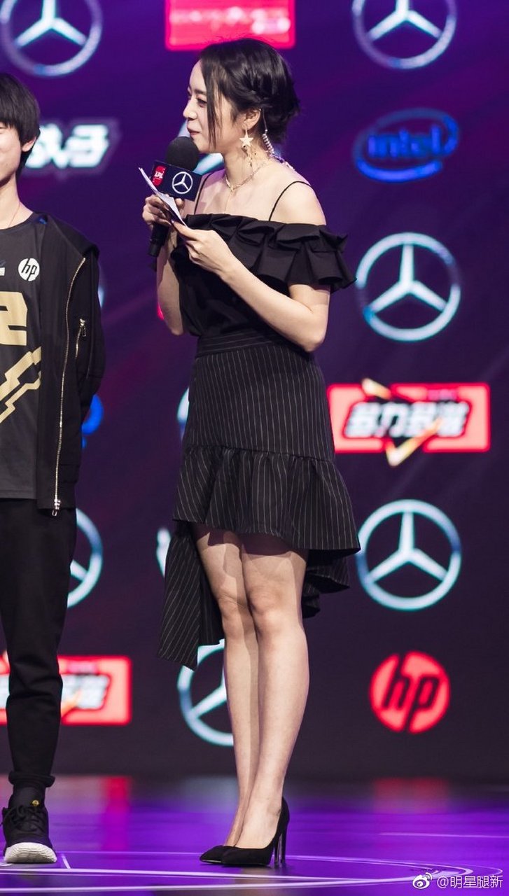 电竞游戏主持人余霜小姐姐的美腿高跟