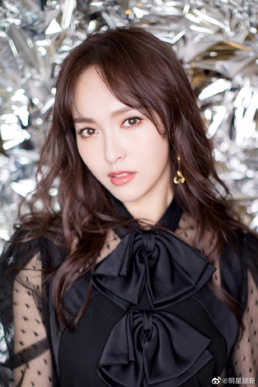 细高挑儿的美女明星唐嫣美靴玉腿宣传
