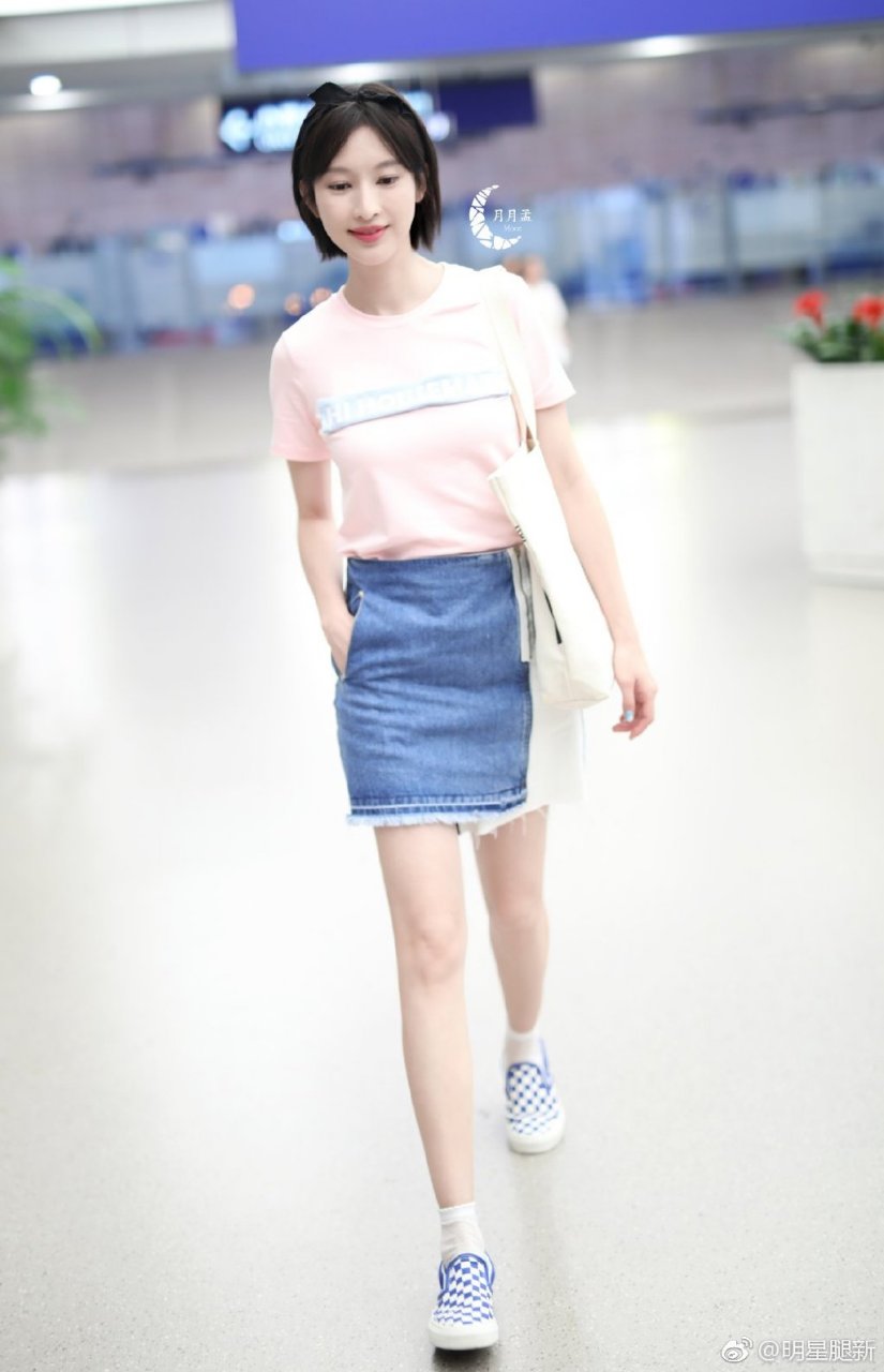 清新女明星张俪白葱腿机场外拍