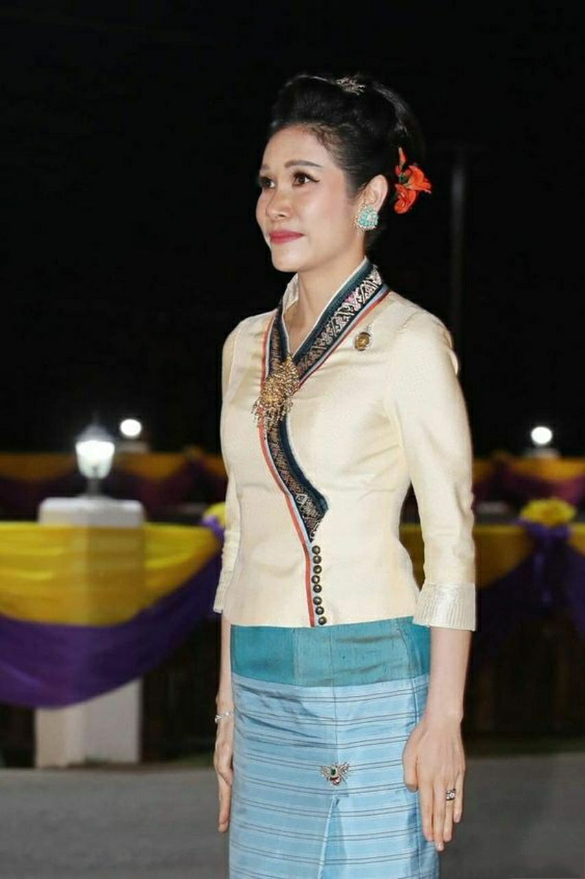 泰国诗妮娜贵妃的穿搭.