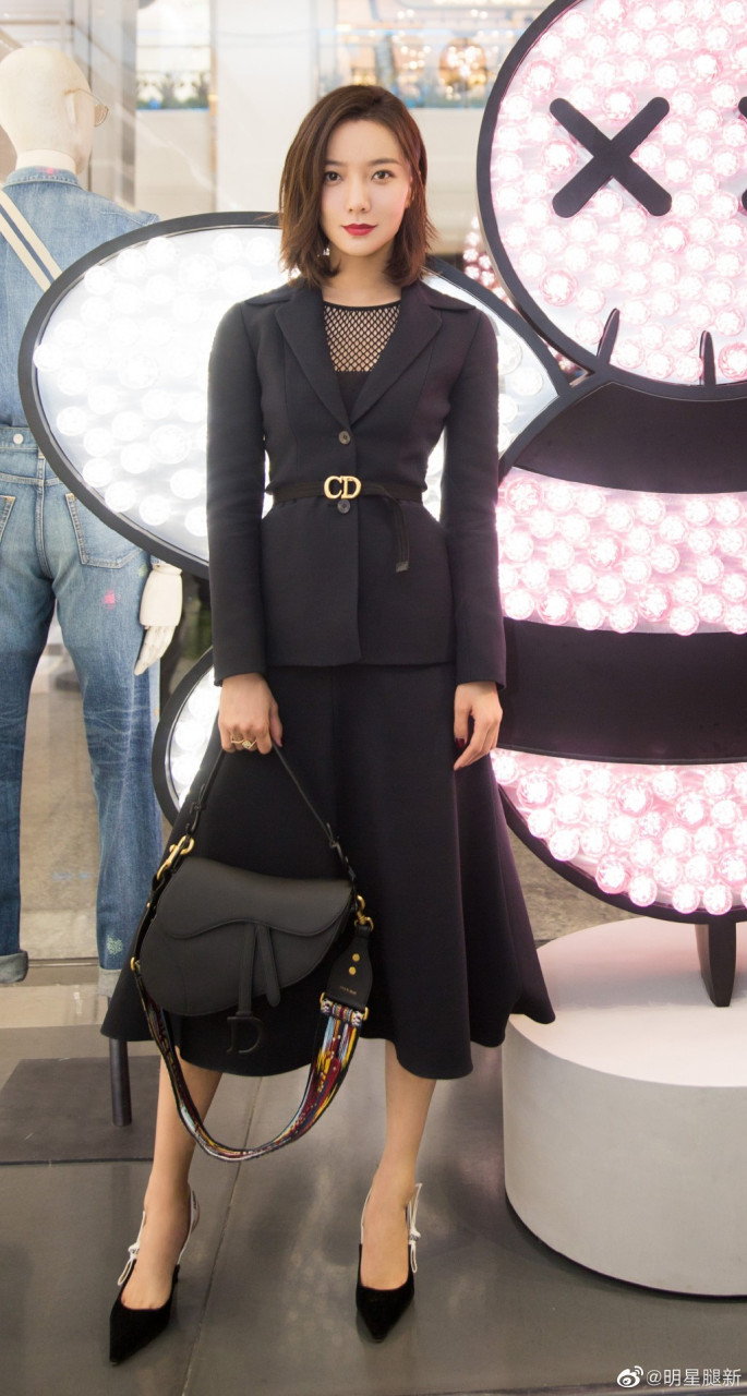 气质潇洒的御姐王珞丹脚踩尖头高跟鞋参加商业活