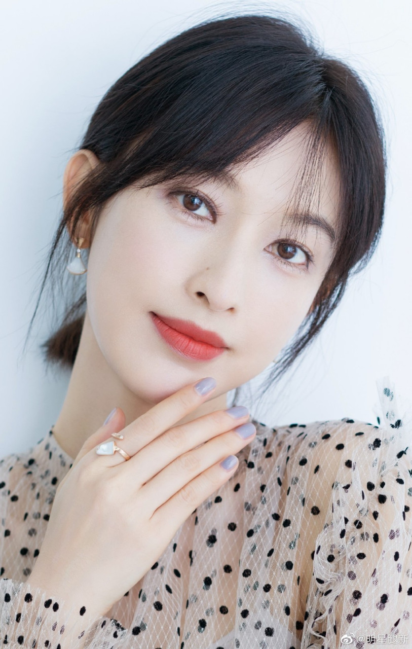 美女张俪修长细腿,玉手托美脸动