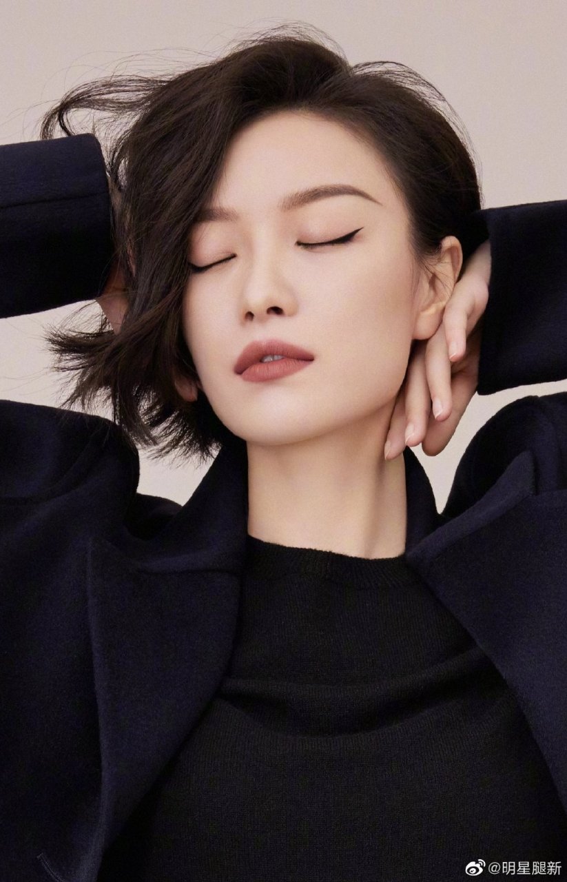 短发御姐倪妮西装细高跟写真