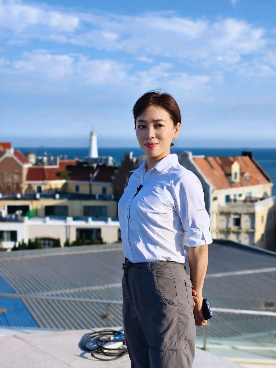 不愧为央视主持人,劳春燕着装大方得体,穿啥都端庄优雅好看!