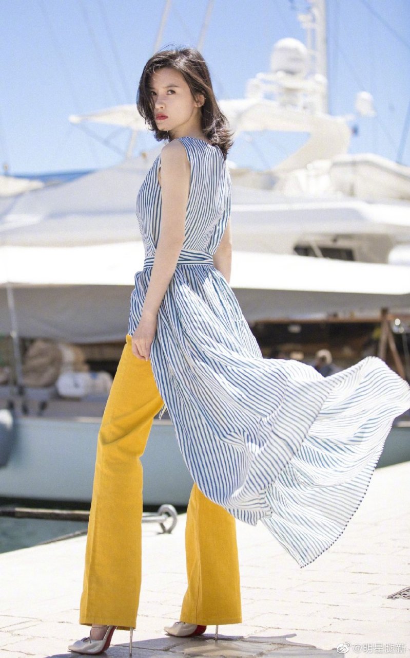 杨子姗外景写真脚踩细高跟自信洒脱