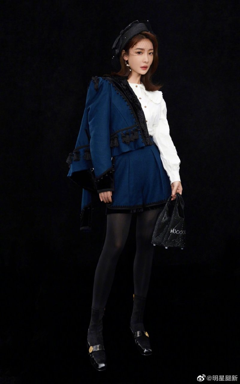 柳岩厚黑丝袜腿质感写真