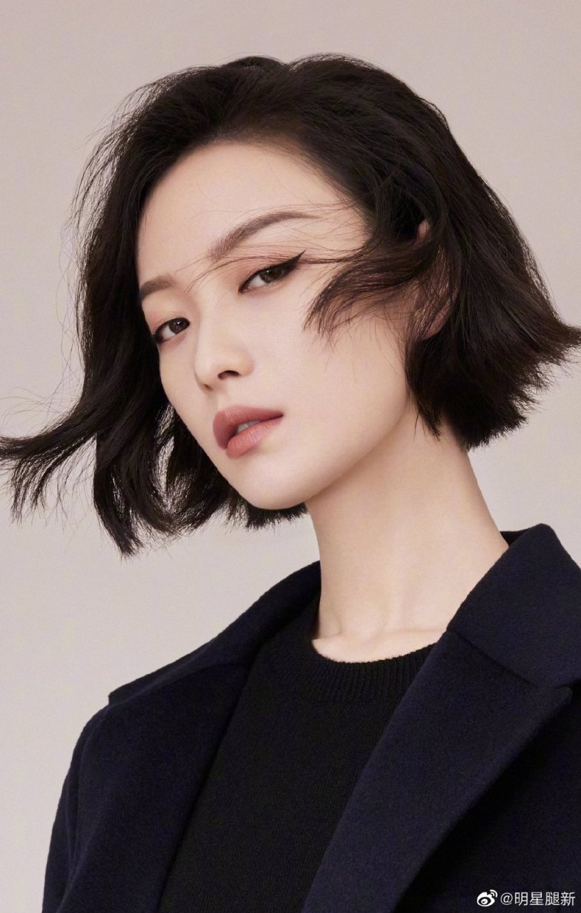 短发御姐倪妮西装细高跟写真