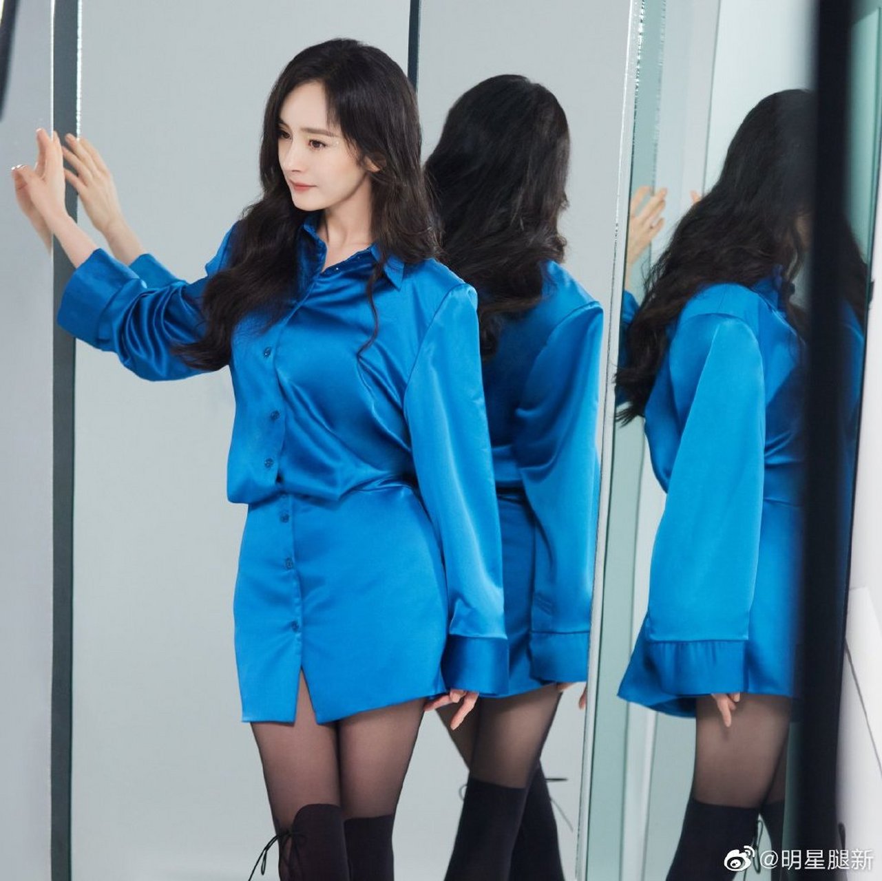 杨幂穿蓝色西装短裙配calzedonia黑丝太绝