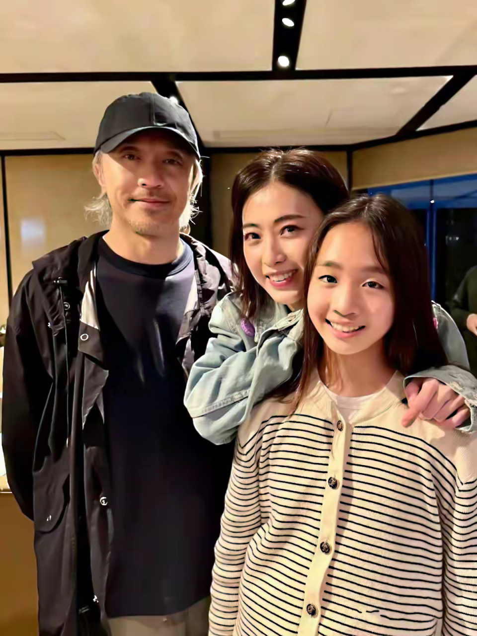 周星驰现身上海和甘比同框出镜