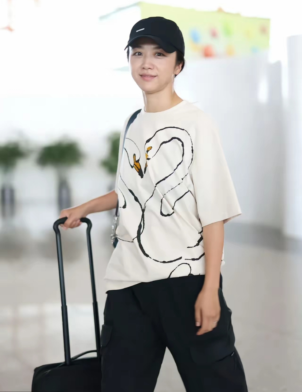 汤唯素颜,满满的松弛感!不装,不做作,很自然!