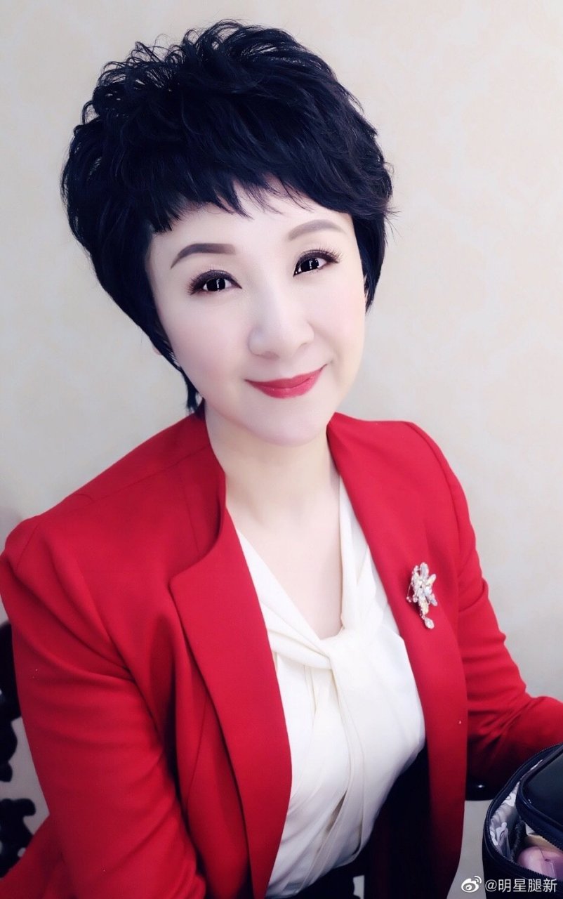 礼仪培训老师周思敏红西装套裙标准翘二郎腿坐姿