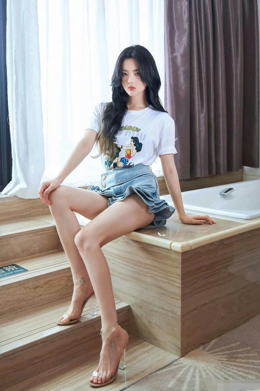 杨超越美腿玉足大赏合集,这诱人的长腿与脚丫太迷人了,谁不想占为己有