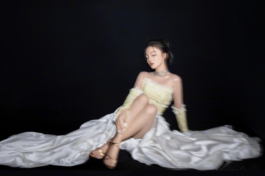 张韶涵高跟凉鞋美足,如诗如画,动人心弦.