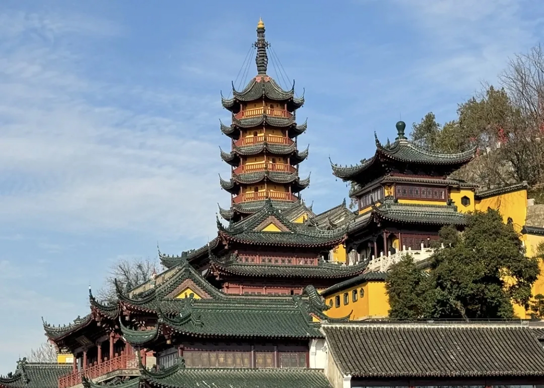 焦山风景区:这座位于长江中的小岛,因其独特的地理位置和丰富的历史