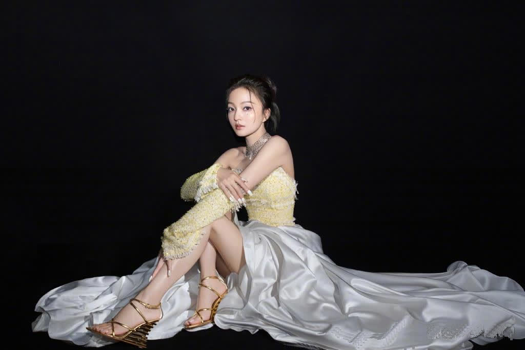 张韶涵高跟凉鞋美足,如诗如画,动人心弦.