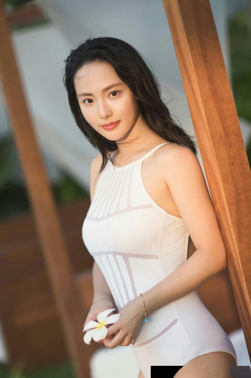 张嘉倪的泳装展现了她的健康美.