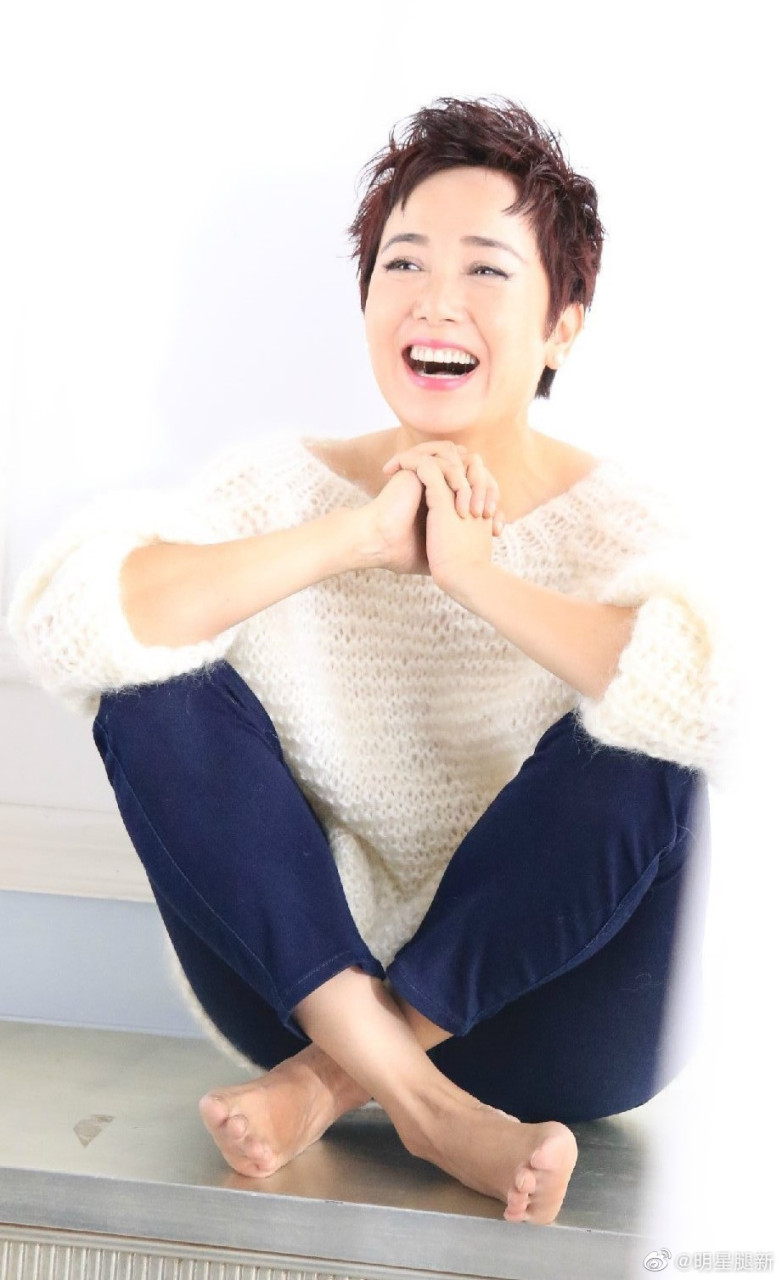 蒋雯丽蓝色牛仔裤光着白脚拍写镇