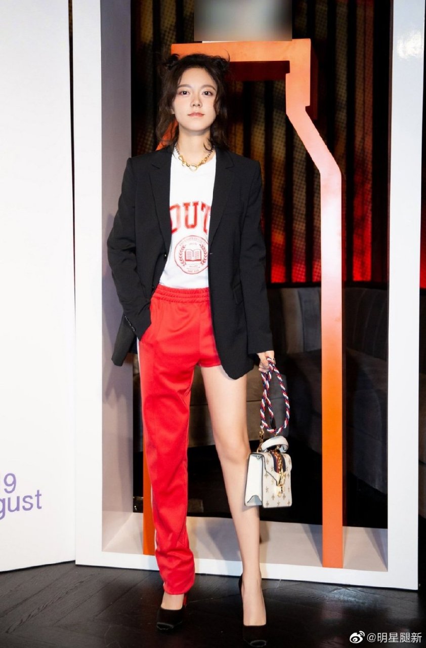 赵今麦身穿西装配不对称运动裤显露美腿 带上眼镜更显可爱萌