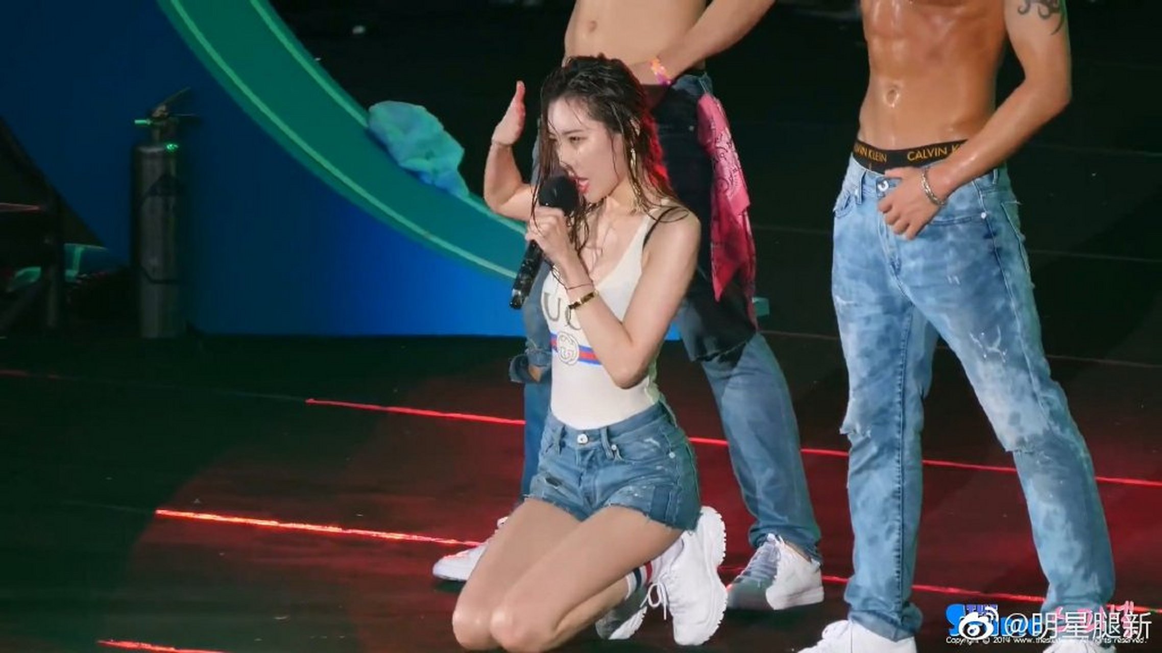 李宣美湿身紧身衣超短牛仔短裤