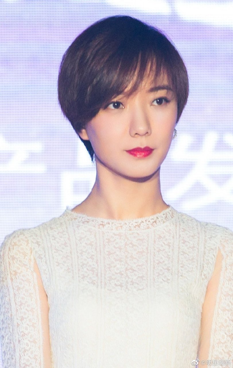 短发女生王珞丹双腿交叉站姿踩凉高