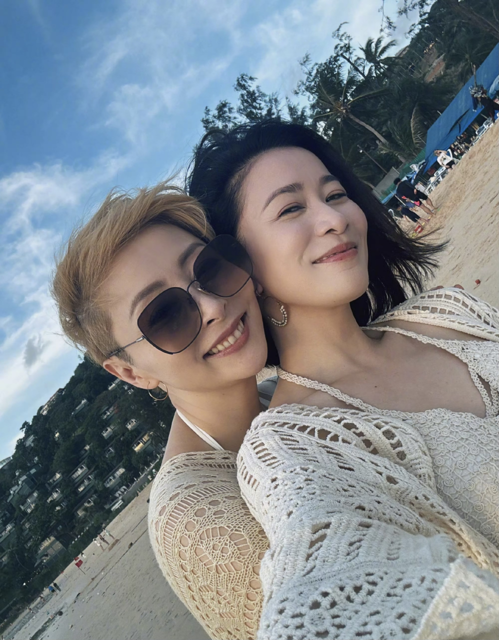 佘诗曼晒照祝汤盈盈生日快乐,美女贴贴好养眼,tvb七魔女的感情真好.