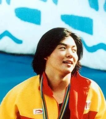 本轮上海申花主场的国歌领唱员是1992年巴塞罗那的奥运会游泳冠军庄泳