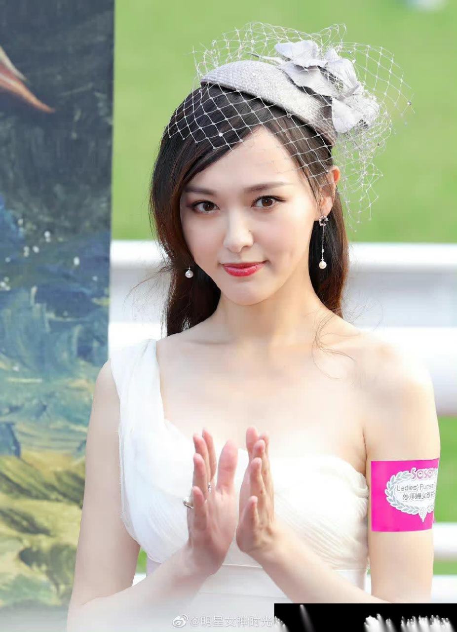 4156 唐嫣的粉色唇彩如同夏日的花瓣,娇嫩而美丽,充满了无限的魅力.