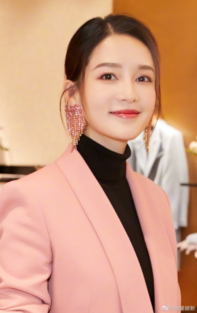 李沁身着粉色西装小黑裙