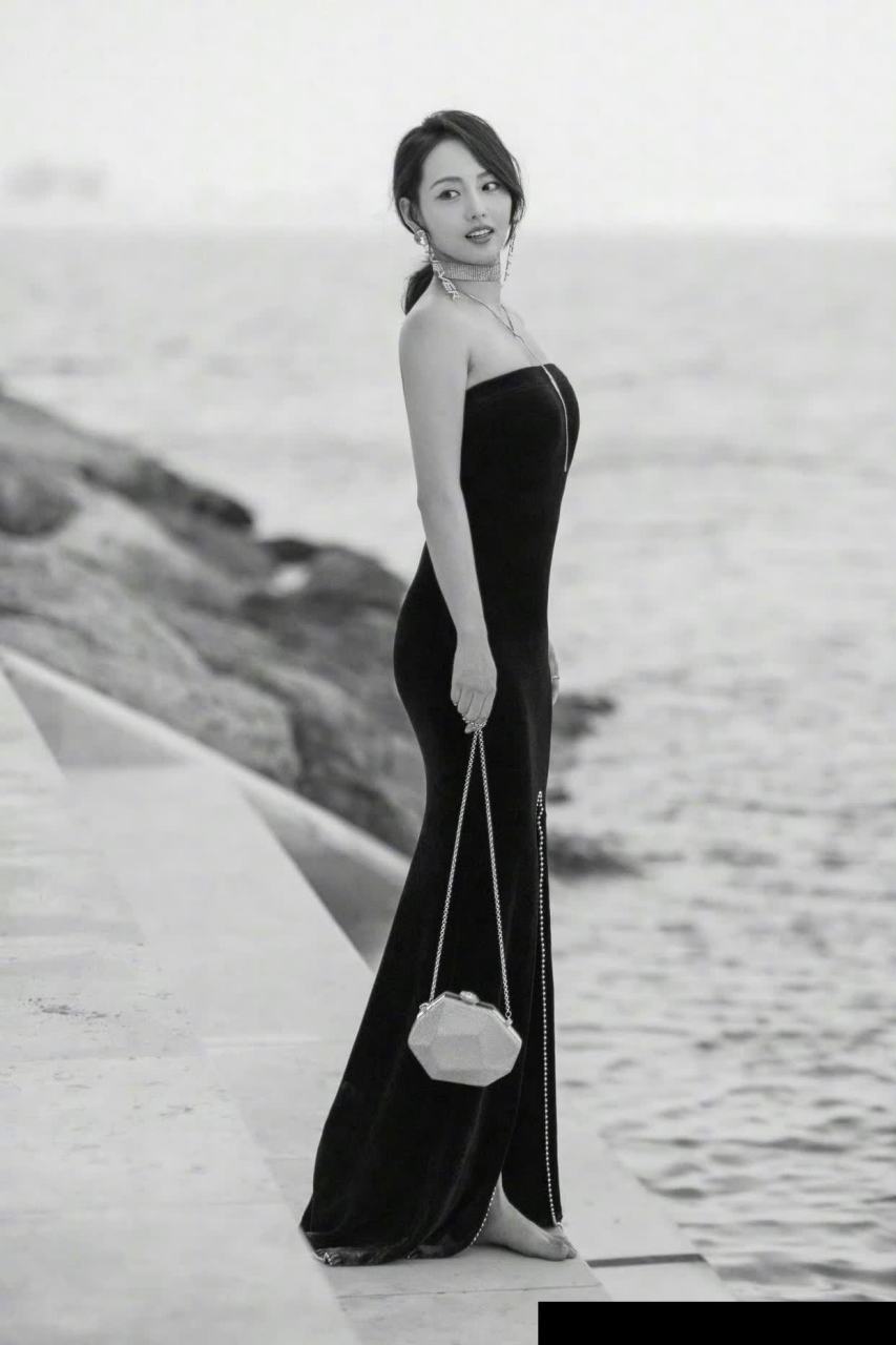 张嘉倪的泳装展现了她的健康美.