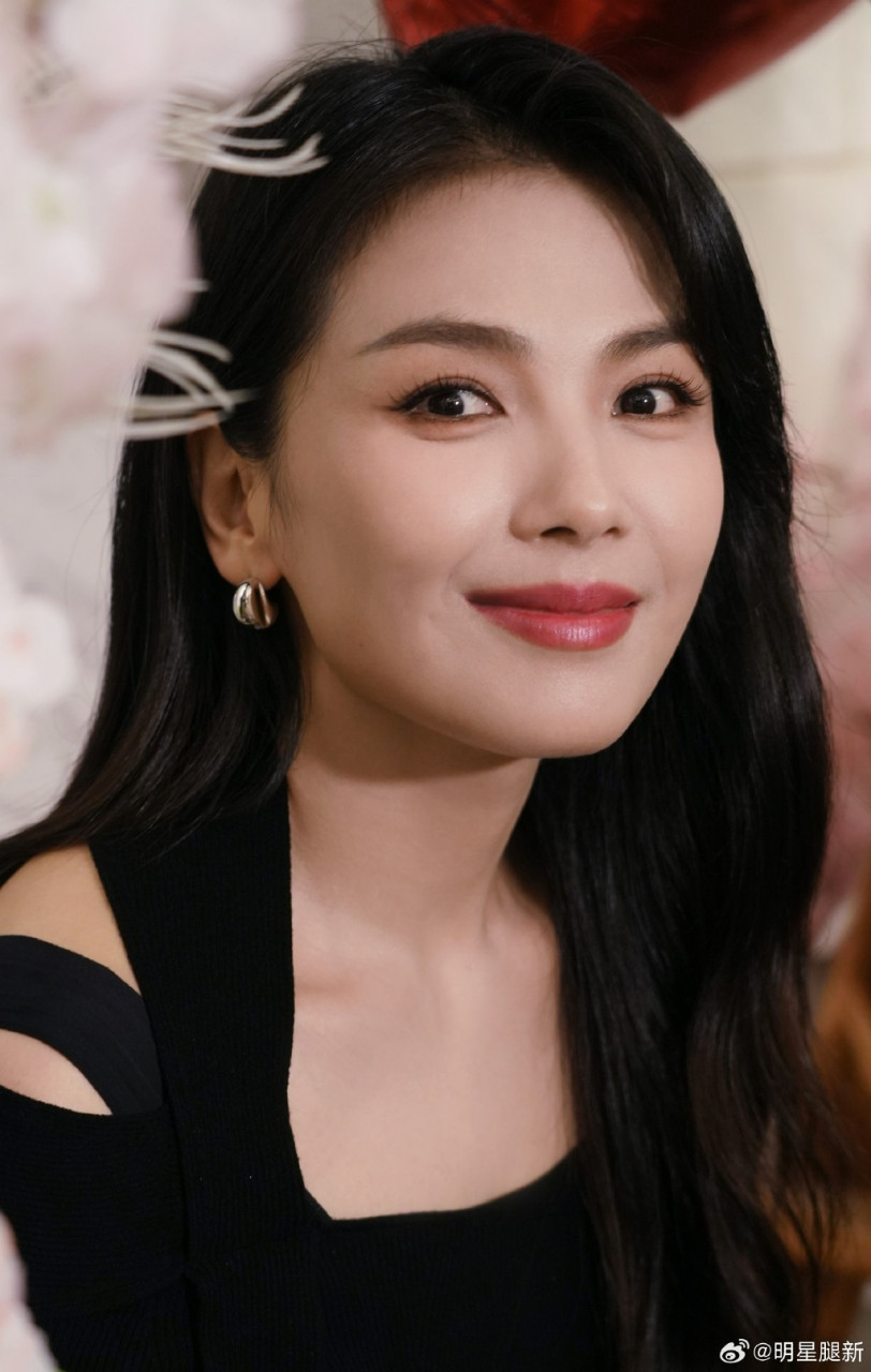 美女明星刘涛穿牛仔裙配尖头高跟太有女人味儿