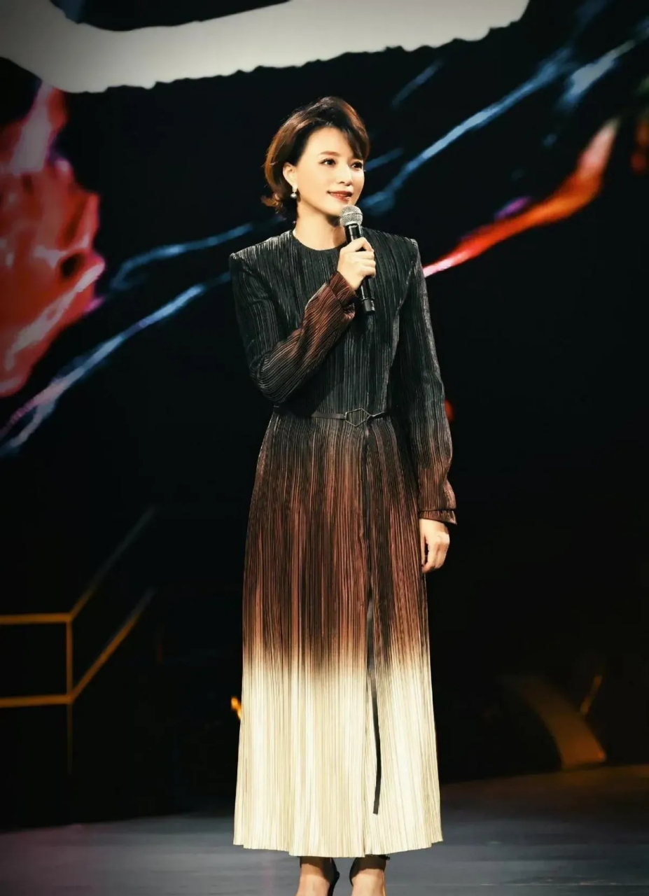 央视主持董卿登台主持节目,一袭渐变色长裙出镜,尽显优雅大气.