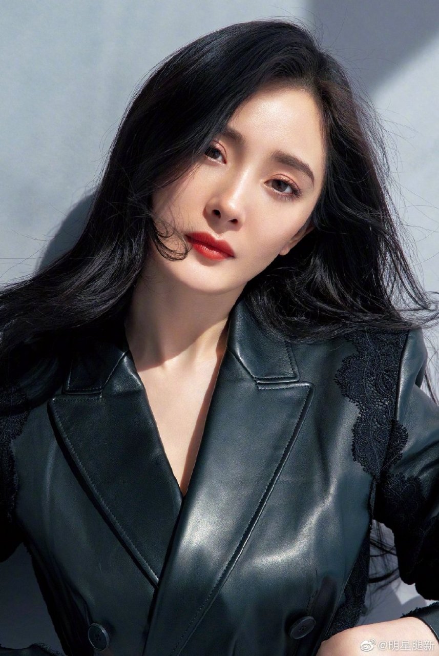 高贵仙气的美女明星杨幂时尚大片秀鞋底