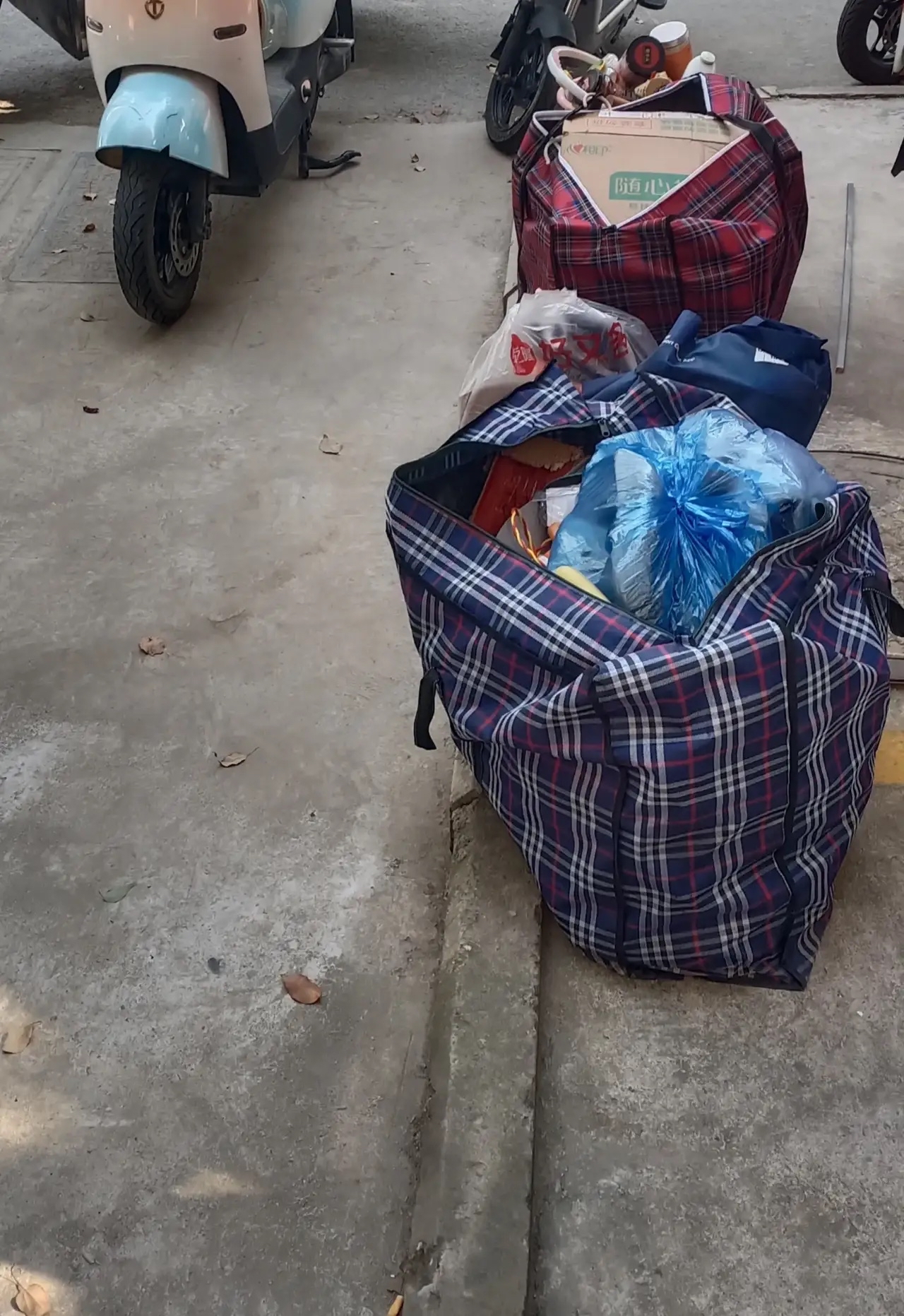 一进电梯门,就看到一男一女,拎着大包小包,满头大汗的喘气.