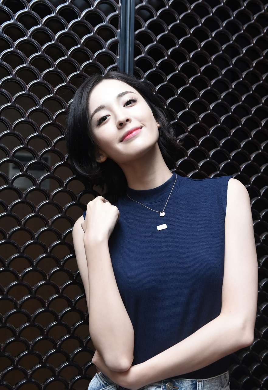 古力娜扎,黑色无袖上衣搭配牛仔短裙,短发干练迷人!