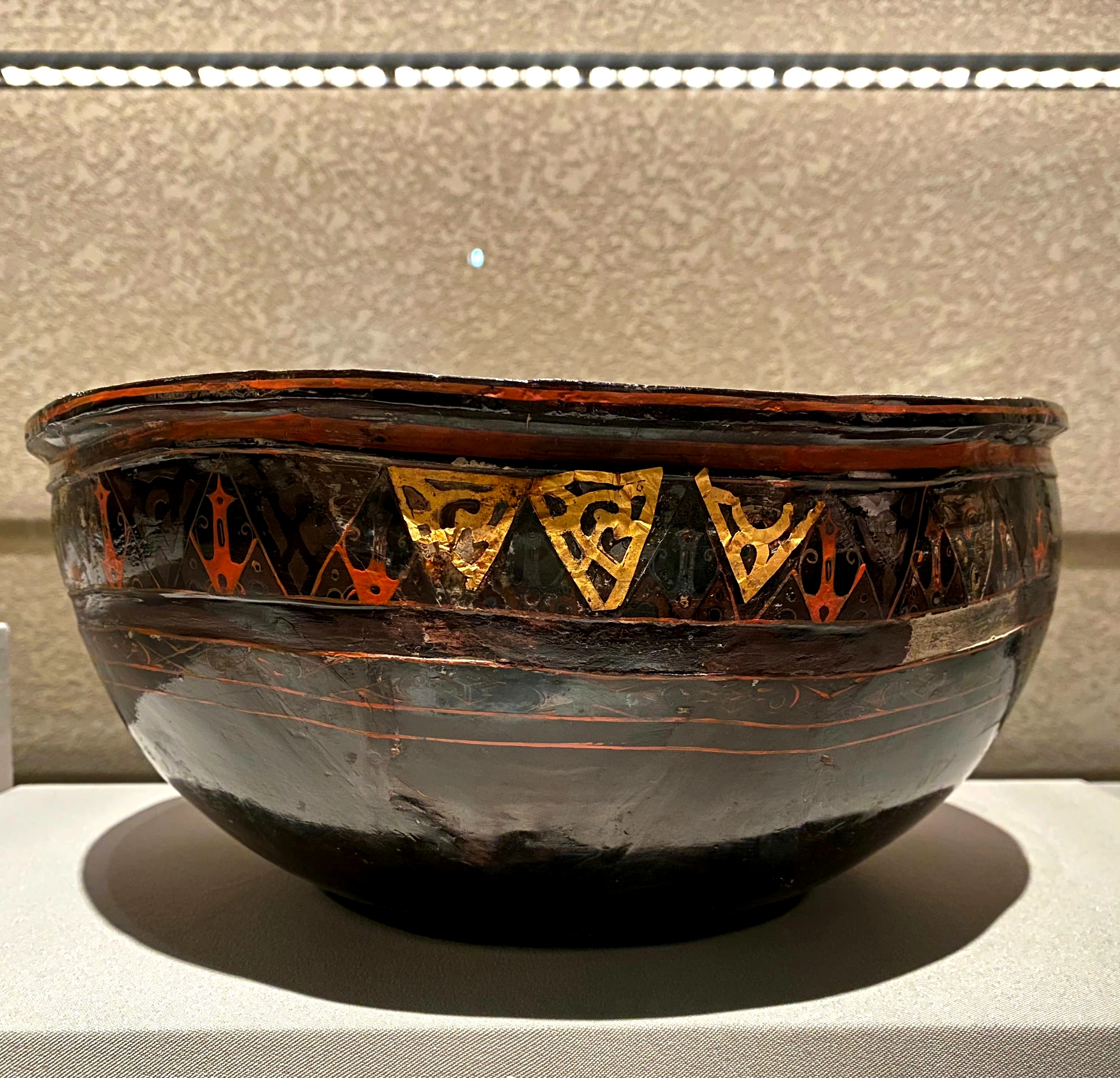 北京首都博物馆收藏的西汉贴金漆盂,出土于北京市石景山区老山汉墓,漆