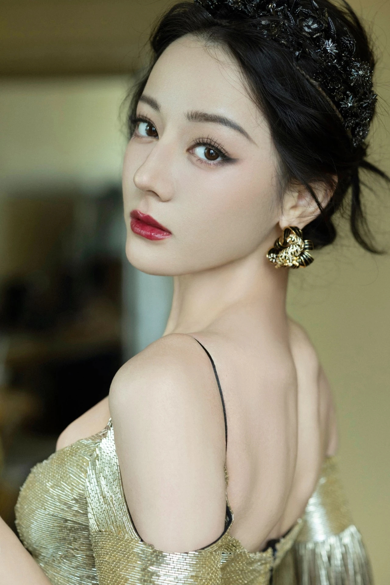 不知是有意为之还是不得已为之幸好整体上还是展现了迪丽热巴无与伦