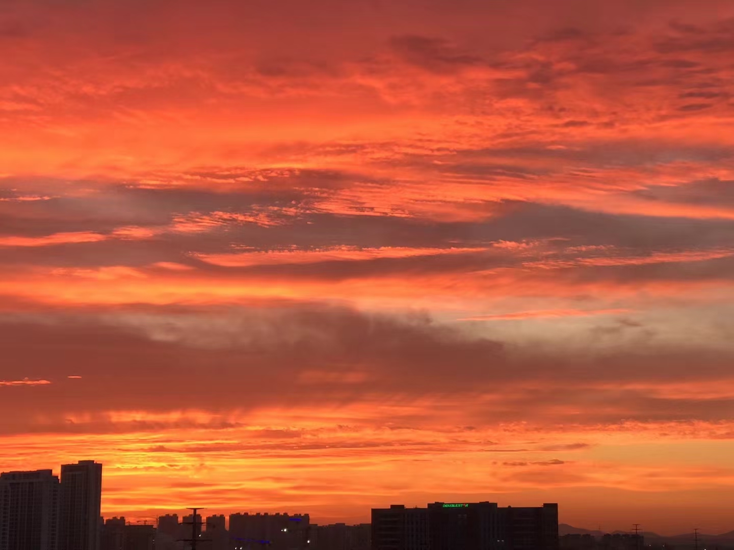 这种回应恰恰是已经被控制的表现,襥ns风红色天空背景图清晨红色的