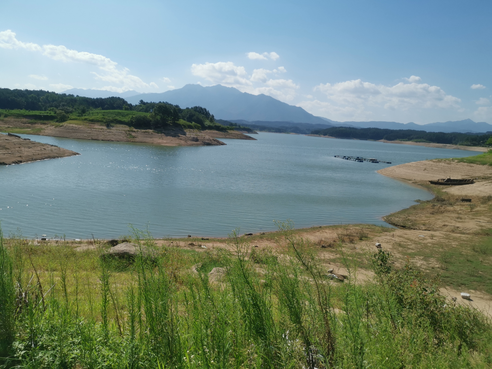 骑行信阳商城铁佛寺水库,湖水不是很多了,太阳火辣辣的,本打算在湖边