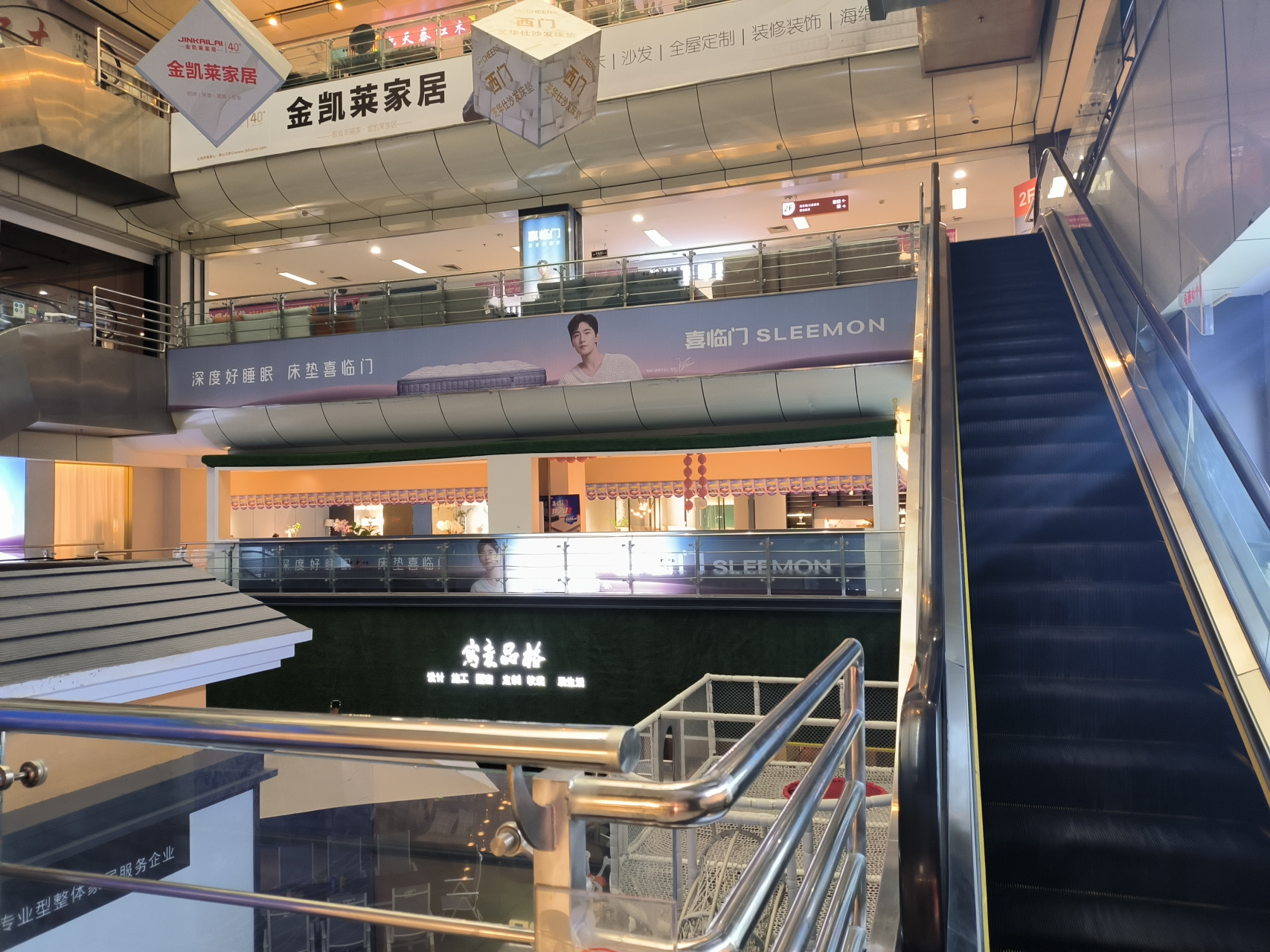 想购置几件新家具,今天去了三个比较大的家具商城,转了一天.