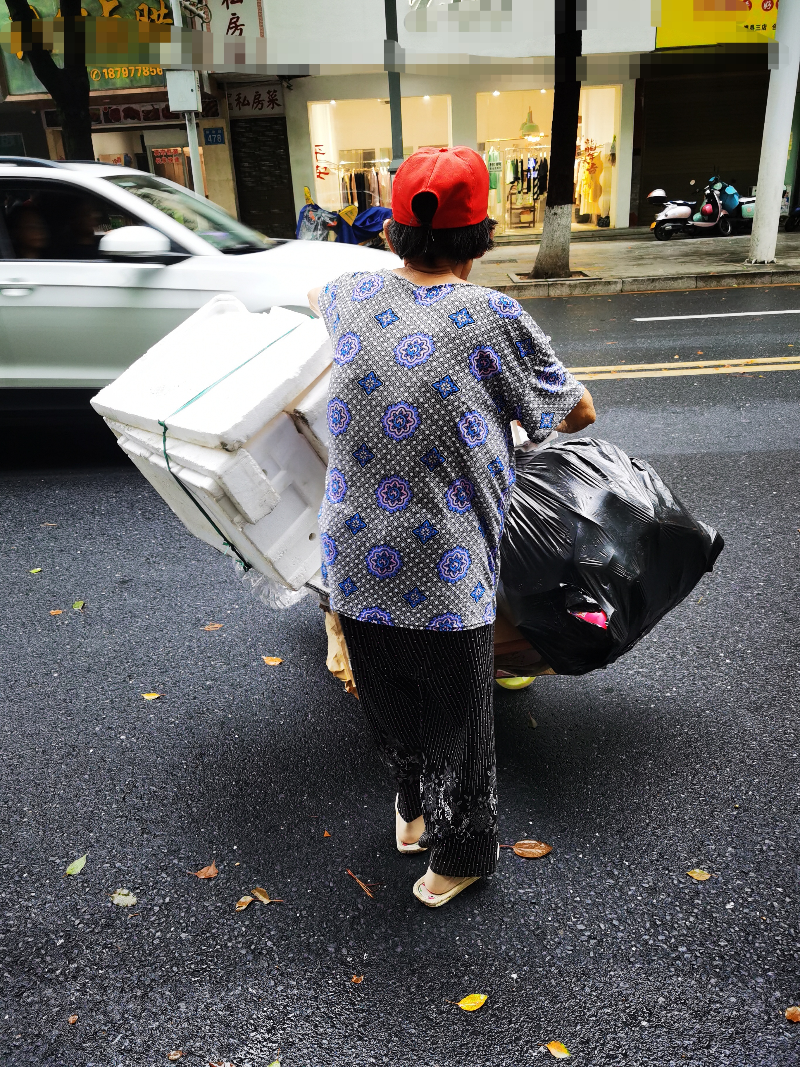 环卫工说是自己捡了放在那里的,而这位老太太说自己是在垃圾桶旁边